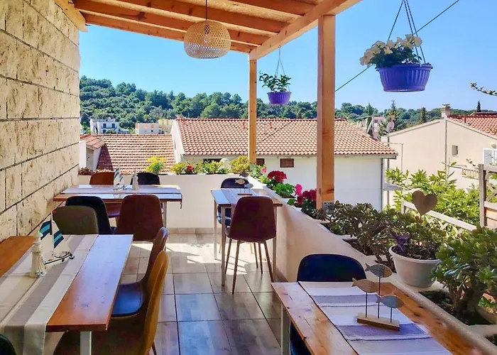 Awesome In Hvar With Wifi Appartement *